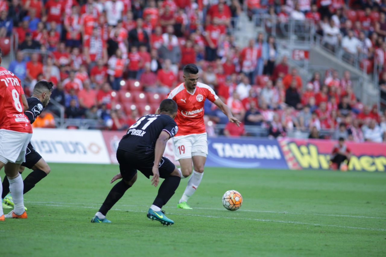 ניב זריהן מול סכנין. קוצץ בגסות והוחלף (צילום: אסף חיימוביץ')